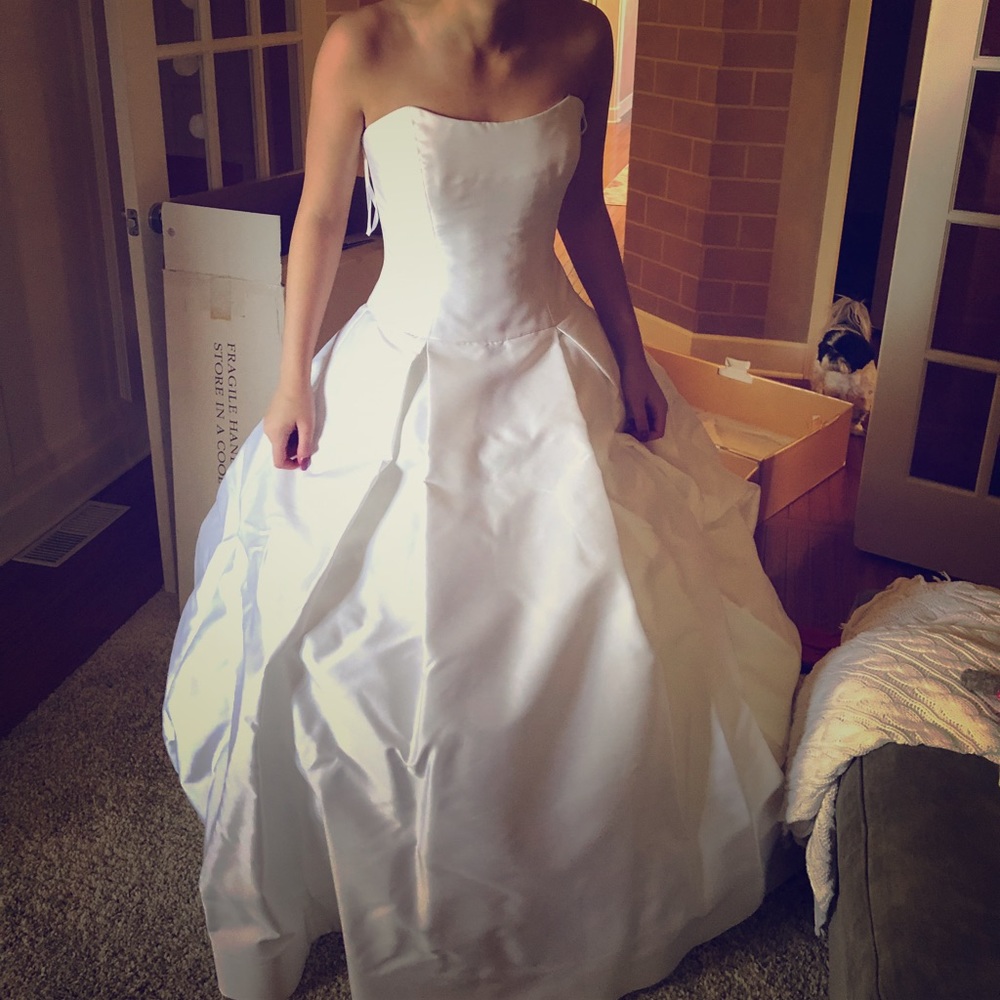 Vera Wang Wedding Gown size 4